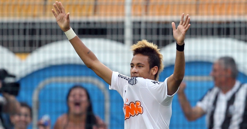 Neymar comemora um dos seus quatro gols marcados na vitória do Santos sobre o Atlético-PR, pelo Campeonato Brasileiro