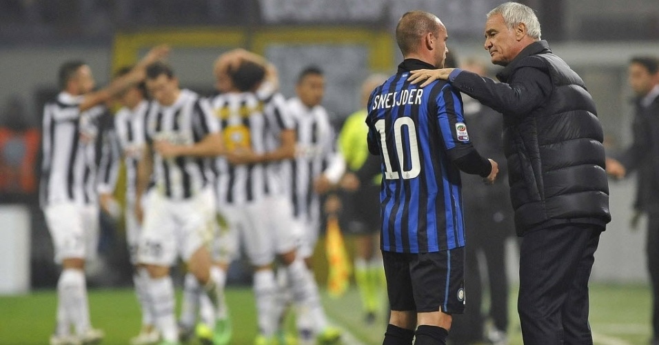 Sneijder recebe instruções do treinador Claudio Ranieri após equipe levar gol da Juventus