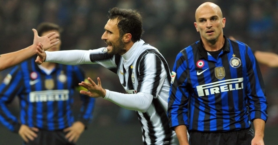 Vucinic comemora gol do Juventus sobre a Inter de Milão