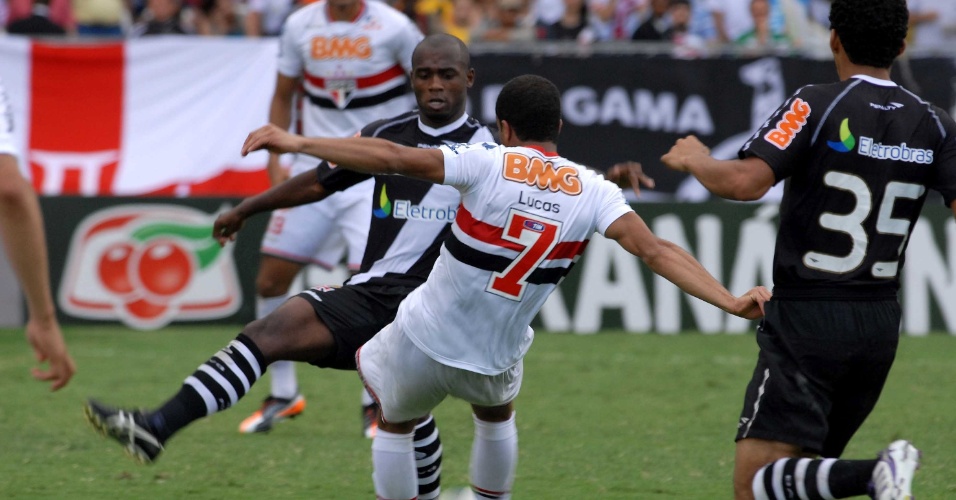 Lucas tenta escapar da marcação dos vascaínos no duelo entre São Paulo e Vasco pelo Brasileirão