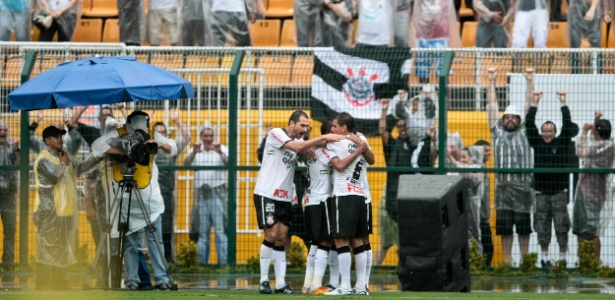 Torcedores e jogadores do Corinthians vibram na vitória de virada sobre o Avaí - Thiago Bernardes/UOL