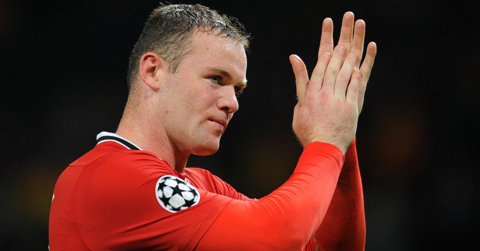 Atacante Wayne Rooney bate palmas enquanto deixa o campo na vitória do Manchester United sobre o Otelul Galati 	