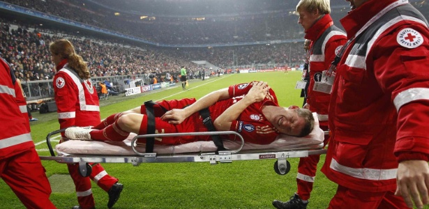 Bastian Schweinsteiger deixa o campo durante jogo da Liga dos Campeões - REUTERS/Kai Pfaffenbach