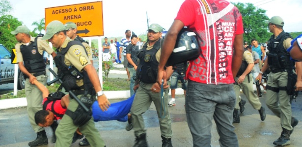 Greve e confronto com a polícia na Arena Pernambuco; oito das 12 arenas da Copa já tiveram paralisação