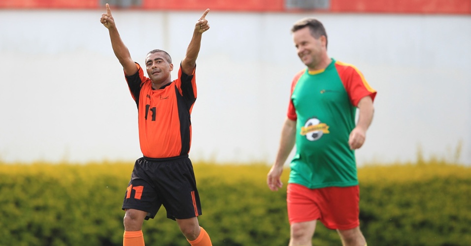 Romário comemora ao marcar um gol durante evento em prol da APAE e do Instituto Pestalozzi de Canoas-RS, que contou com a participação de deputados estaduais e federais