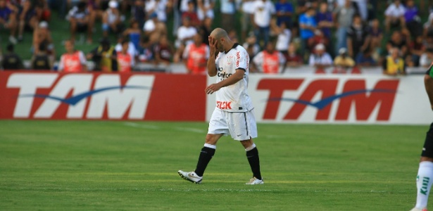Alessandro, do Corinthians, lamenta pênalti que resultou no primeiro gol do América-MG - Silva Júnior/Folhapress