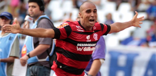Deivid corre para comemorar o segundo gol que marcou contra o Cruzeiro: otimismo - Marcelo Jesus/UOL