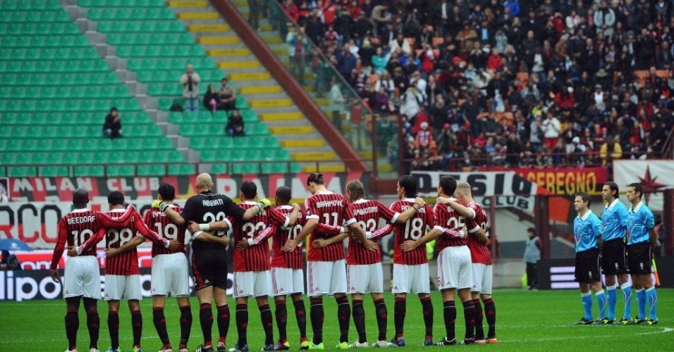 Jogadores do Milan fazem um minuto de silêncio em memória às vítimas das enchentes em Genoa  (06/11/2011)