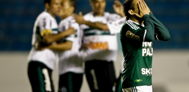 Uma das duas derrotas sofridas pelo Palmeiras em Barueri foi para o Coritiba - Adriano Vizoni/Folhapress