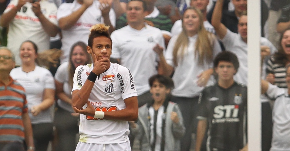 Neymar faz pose em comemoração do gol do Santos contra o Vasco da Gama