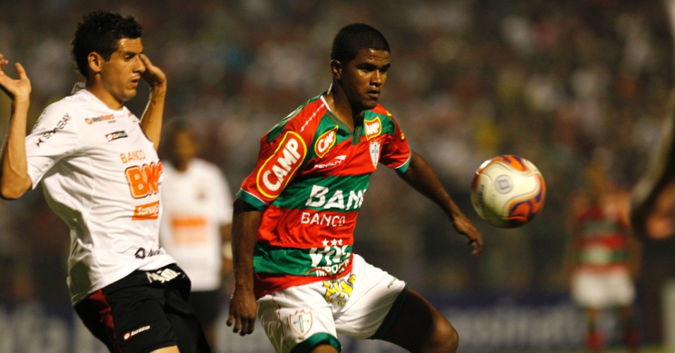 Jogadores de Portuguesa e Sport disputam bola em empate por 2 a 2 no Canindé, pela Série B do Brasileirão