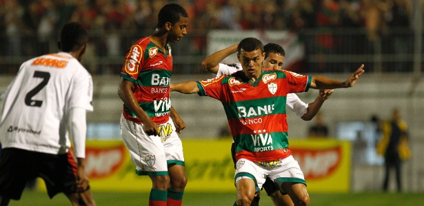 O lateral esquerdo Marcelo Cordeiro chegaria para substituir Reinaldo - Fabio Braga/Folhapress