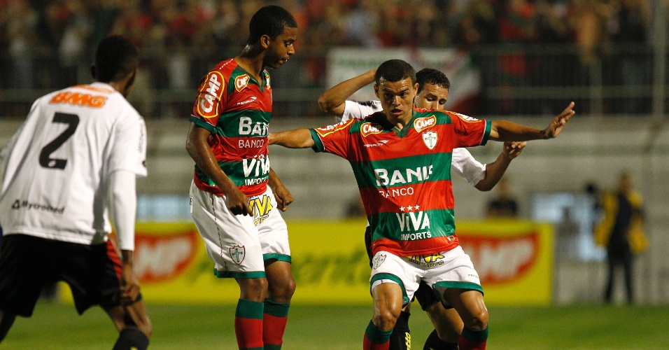 Lateral Marcelo Cordeiro protege a bola em duelo da Portuguesa contra o Sport, disputado no Canindé