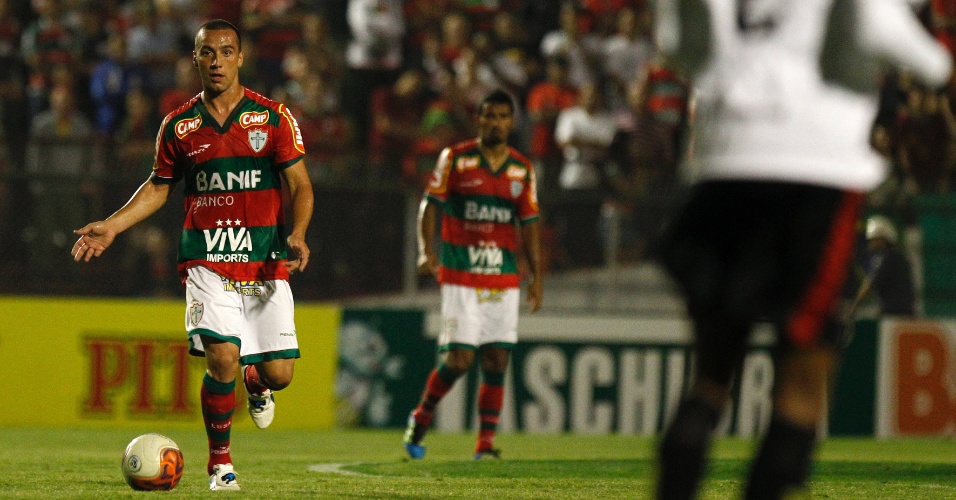 Marcador do Sport observa início de jogada ofensiva da Portuguesa em partida decisiva pela Série B
