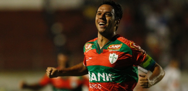 Marco Antônio vibra após arriscar de fora da área e macar belo gol para a Lusa - Fabio Braga/Folhapress