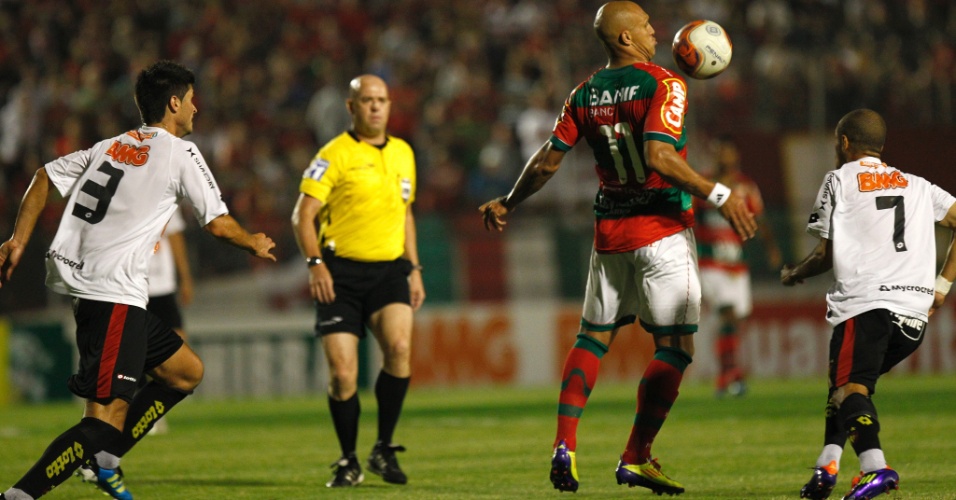 Observado pelo juiz Heber Roberto Lopes, Edno mata a bola no peito em jogo entre Portuguesa e Sport
