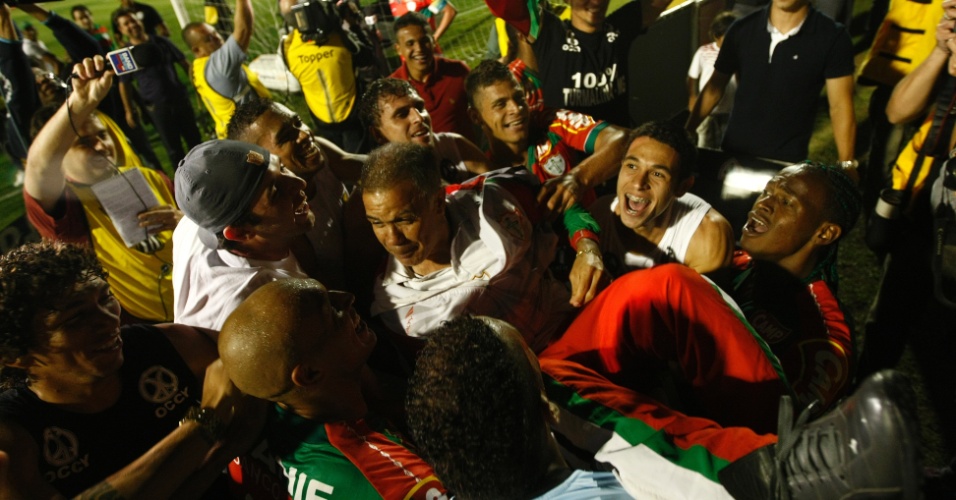 Técnico Jorginho é festejado por jogadores; comandante admitiu que Portuguesa jogou como 