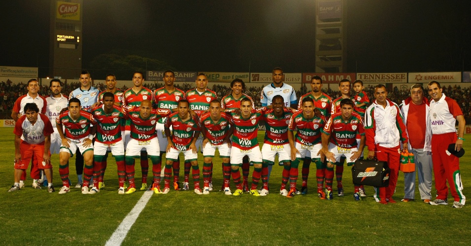Todo o elenco da Portuguesa posa para foto antes de confronto contra o Sport pela Série B