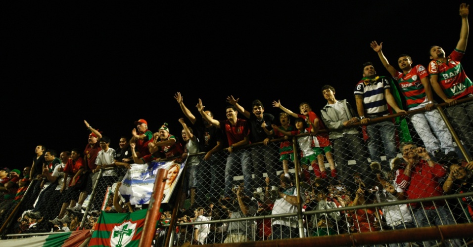 Torcedores da Portuguesa vibram com o título da Série B, mesmo após empate em 2 a 2 com o Sport