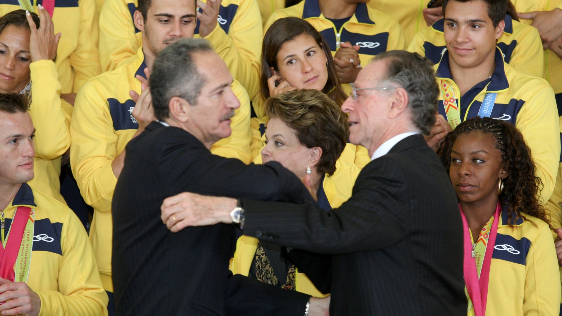 Aldo Rebelo, ministro do Esporte, cumprimenta Carlos Arthur Nuzman, em cerimônia com os atletas medalhistas do Pan em Brasília (09/11/2011)