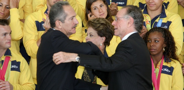 Aldo Rebelo cumprimenta Carlos Arthur Nuzman com a presidente Dilma ao fundo - Alan Marques/Folhapress