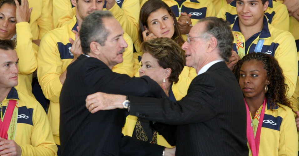 Aldo Rebelo, ministro do Esporte, cumprimenta Carlos Arthur Nuzman, em cerimônia com os atletas medalhistas do Pan em Brasília (09/11/2011)