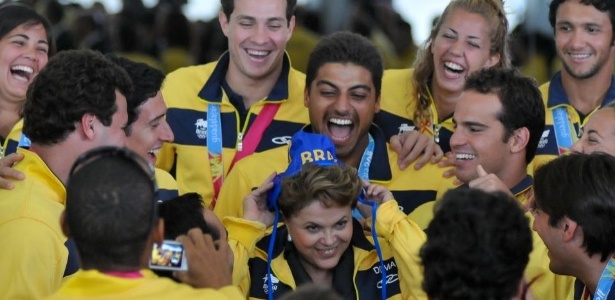 Dilma é cercada pelos medalhistas brasileiros, que até bagunçaram seu cabelo na festa - Pedro Ladeira/Frame