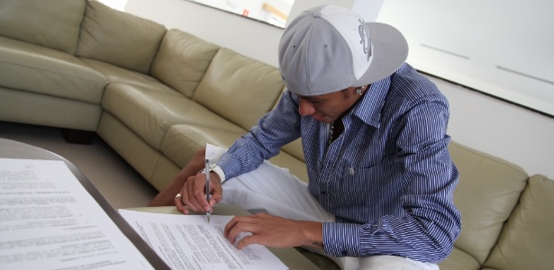 Neymar teve o contrato assinado em novembro registrado na sexta-feira pelo Santos - Ricardo Saibun/SantosFC 