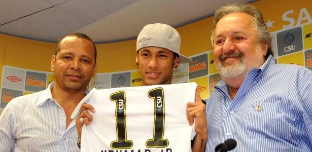Neymar posa com seu pai e com o presidente do Santos Luís Álvaro Ribeiro - EFE/Ricardo Saibun/SantosFC