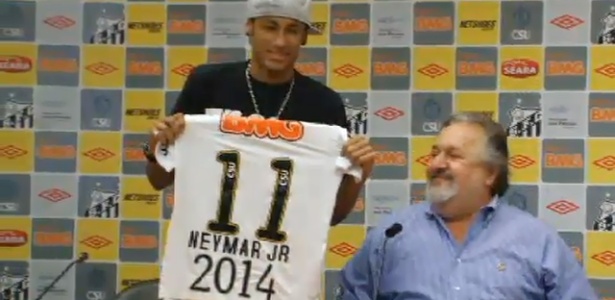 Neymar segura camisa com a data que marcará o fim do seu contrato no Santos - Reprodução
