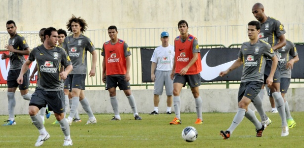Mano Menezes observa treino da seleção. Técnico não terá suas maiores estrelas - AFP PHOTO/ SIA KAMBOU