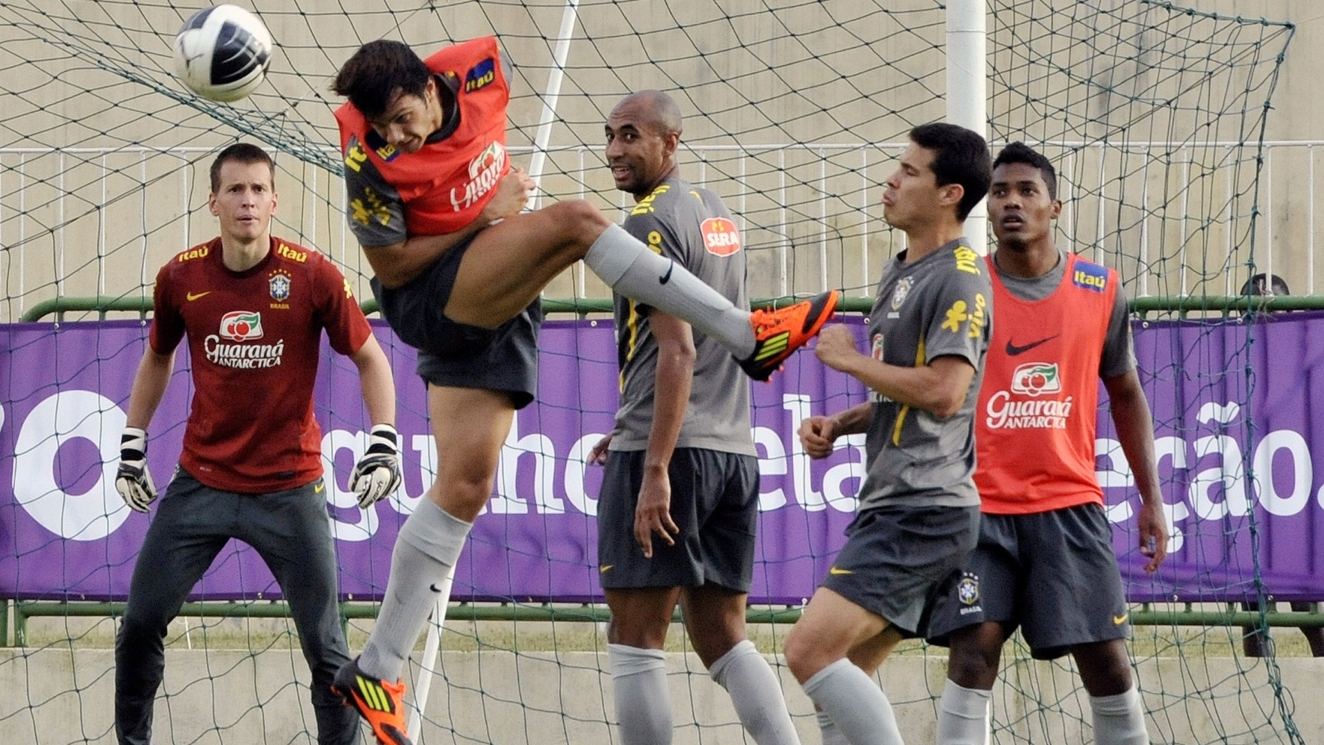 Fotos: Seleção Brasileira Treina No Gabão - 09/11/2011 - UOL Esporte