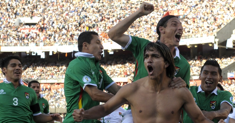 Bolivianos fazem festa após Marcelo Moreno marcar contra a Argentina, em Buenos Aires