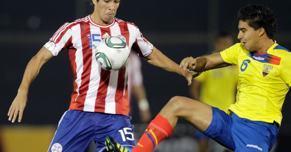 Caceres e Noboa travam disputa pela posse de bola durante o confronto entre Paraguai e Equador