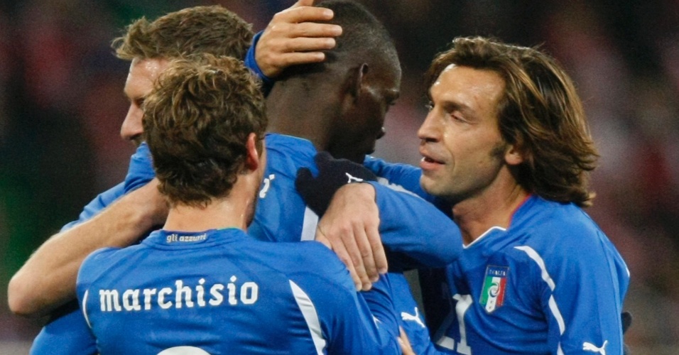 Jogadores da Itália celebram o gol de Mario Balotelli no amistoso contra a Polônia, nesta sexta-feira