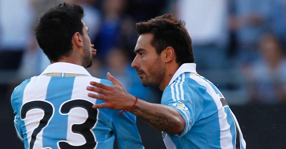 Lavezzi (dir.) comemora com Pastore o gol de empate da Argentina contra a Bolívia