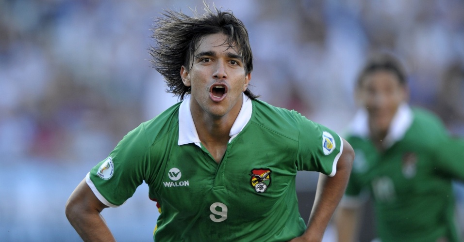 Marcelo Moreno abriu o placar para a Bolívia no jogo contra a Argentina, pelas Eliminatórias da Copa de 2014