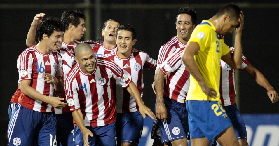Paraguaios comemoram gol contra o Equador