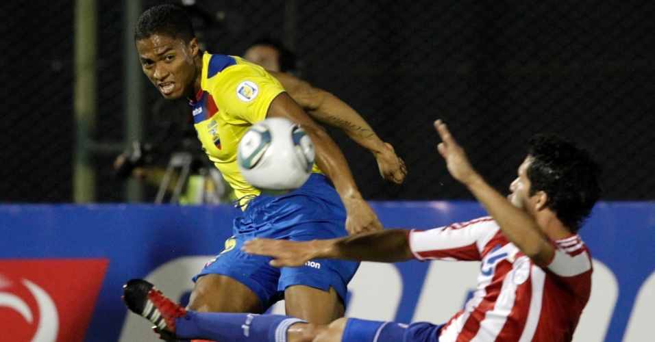 Riveros tenta impedir o cruzamento de Valencia no jogo entre Paraguai e Equador, pelas Eliminatórias Sul-Americanas