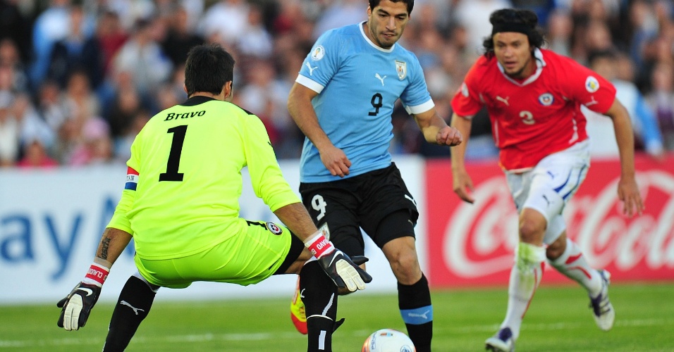 Suárez se prepara para finalizar na meta de Bravo, pelas Eliminatórias Sul-Americanas para a Copa de 2014