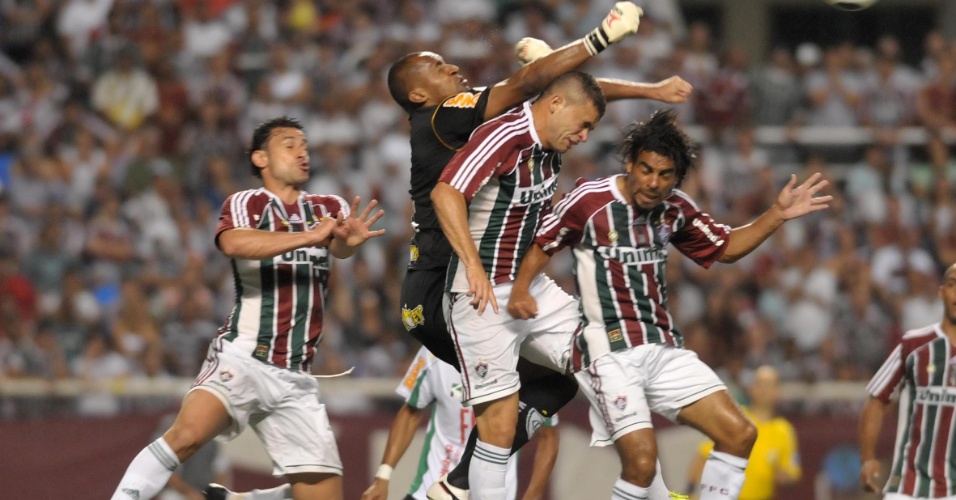 Goleiro do América-MG, Neneca sai do gol durante a partida contra o Fluminense no Engenhão