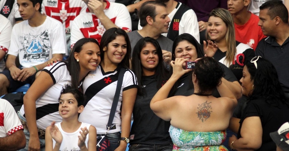 Torcida feminina marca presença no jogo entre Vasco e Botafogo, pela 34ª rodada do Campeonato Brasileiro