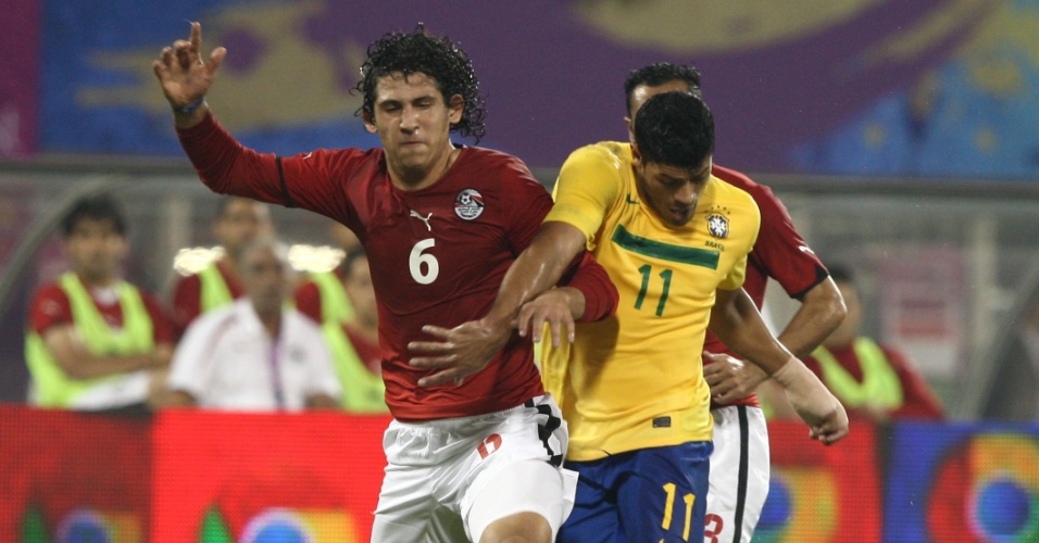 Atacante Hulk disputa a bola contra defensor da equipe do Egito, nesta segunda-feira
