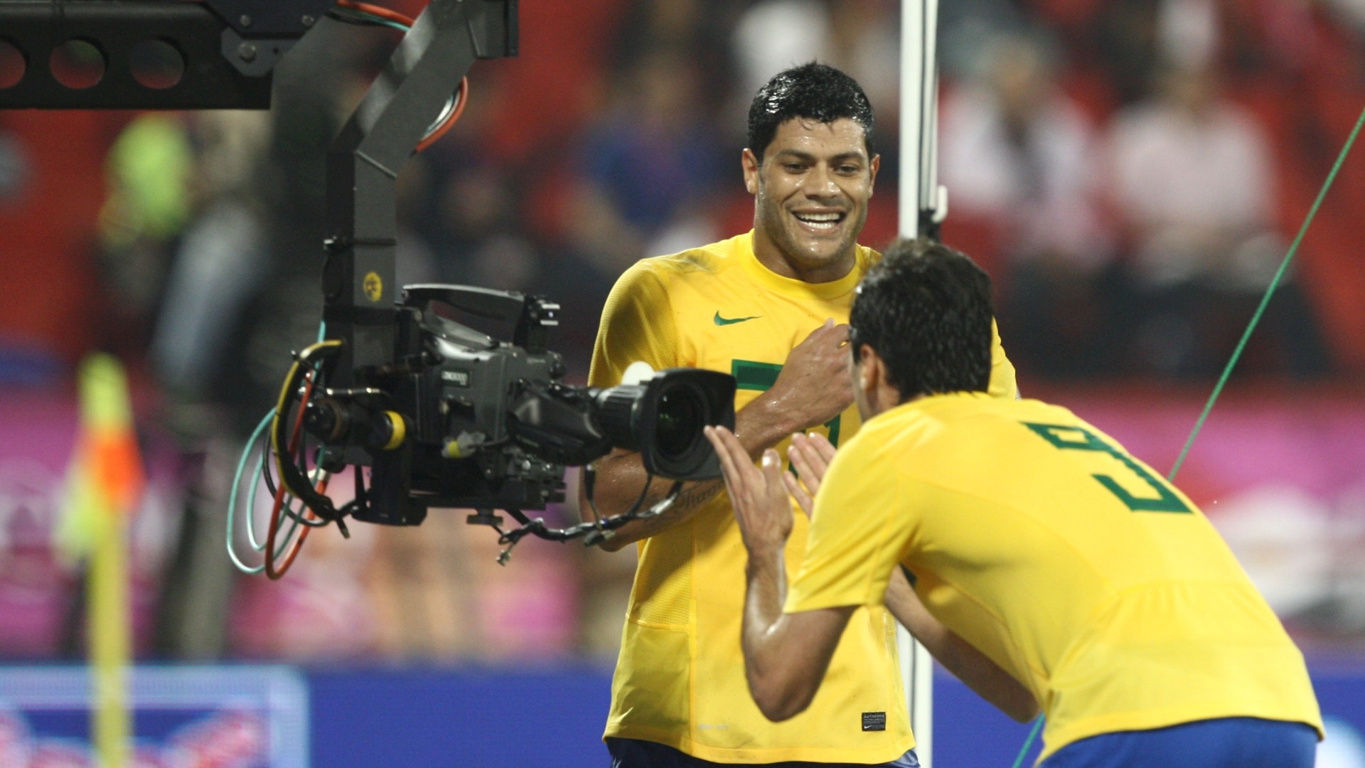 Atacante Jonas manda recado para a câmera na comemoração de seu gol contra o Egito, nesta segunda-feira