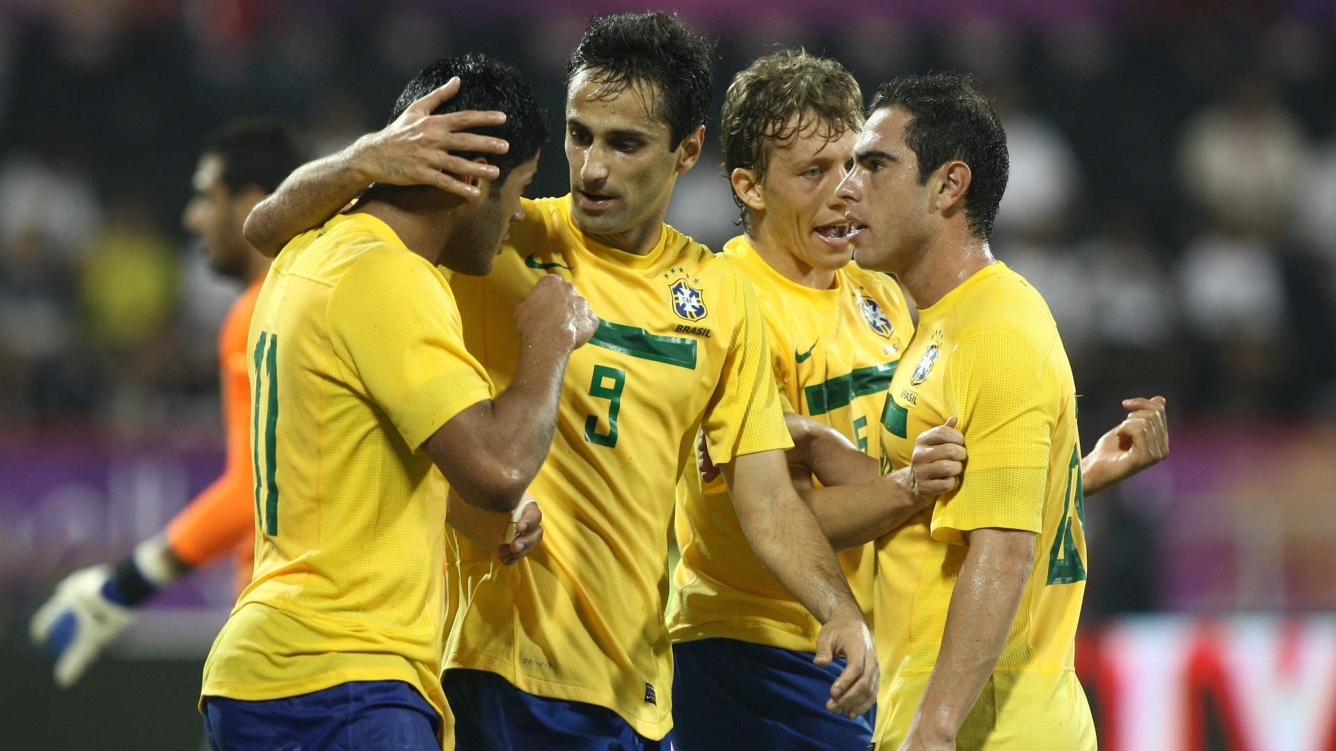 Jogadores da seleção brasileira comemoram o gol de Jonas, que abriu o placar no amistoso contra o Egito