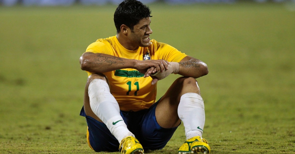 Sentado no chão, atacante Hulk lamenta lance durante amistoso entre Brasil e Egito