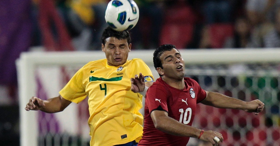 Thiago Silva disputa a bola pelo alto contra o egípcio Emad Methab, em amistoso realizado no Qatar