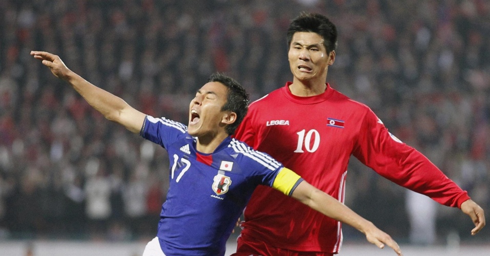 Apesar de sofrer sua 1ª derrota nas eliminatórias para a Copa, o Japão, do capitão Hasebe (e), ainda lidera o grupo C