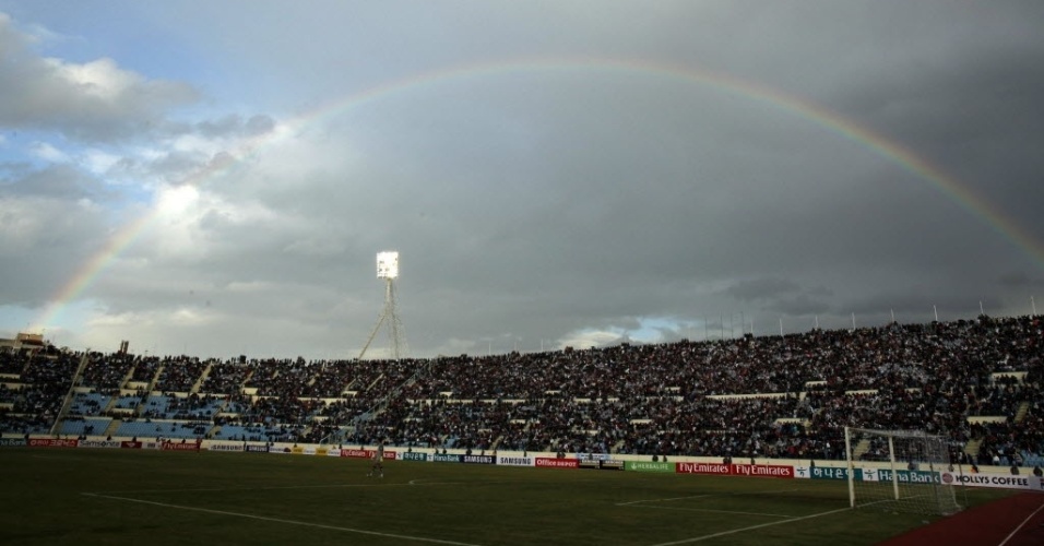 Arco-íris é visto sobre estádio em Beirute durante jogo entre Líbano e Coreia do Sul pelas eliminatórias asiáticas