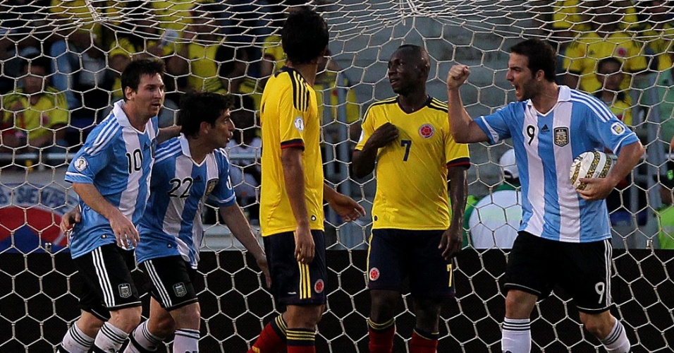 Argentinos festejam gol da seleção contra a Colômbia, pelas Eliminatórias Sul-Americanas